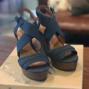 7 1/2 gorgeous Blue wedges from Indigo rd